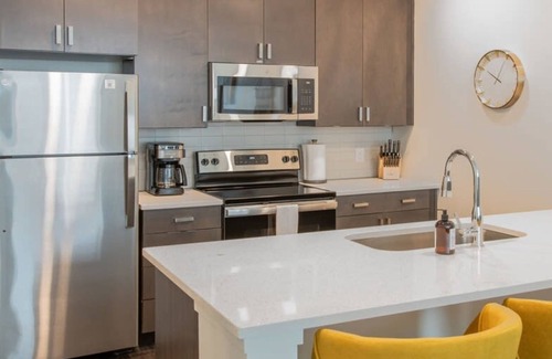 Central Business District Apartment | Cozysuites l Dream SDO in Downtown Cincinnati