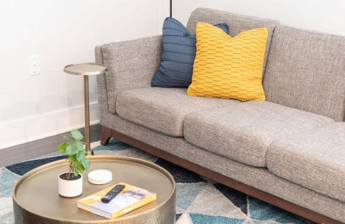 Central Business District Apartment | Cozysuites l Gorgeous 1BR in Downtown Cincinnati