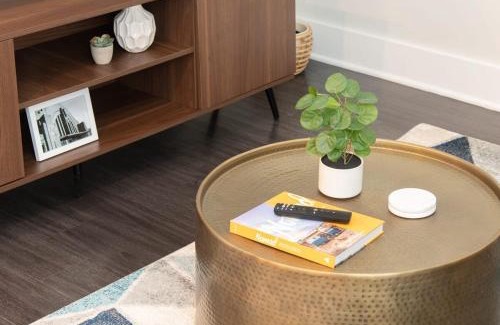 Central Business District Apartment | Cozysuites l Gorgeous 1BR in Downtown Cincinnati