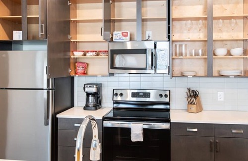 Central Business District Apartment | Cozysuites l Luxe 2BR in Downtown Cincinnati