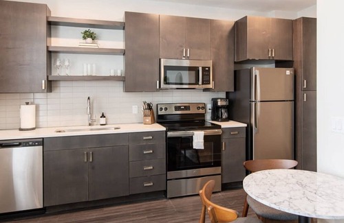 Central Business District Apartment | Cozysuites l Modern 1BR in Downtown Cincinnati