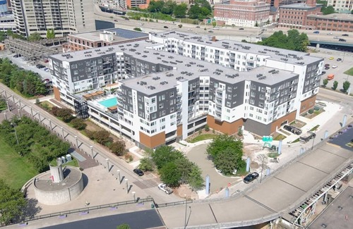 Central Business District Apartment | Cozysuites l Modern 1BR in Downtown Cincinnati
