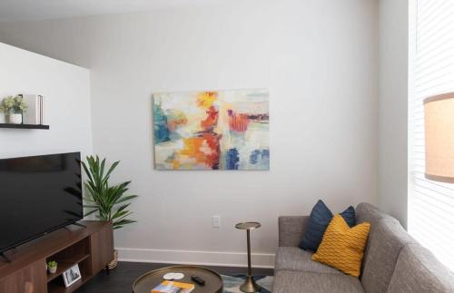 Central Business District Apartment | Cozysuites l Modern 1BR in Downtown Cincinnati