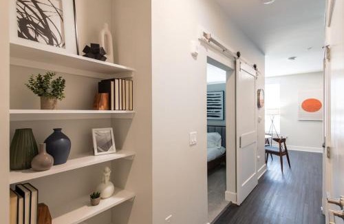 Central Business District Apartment | Cozysuites l Modern 1BR in Downtown Cincinnati