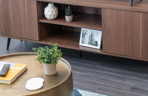Central Business District Apartment | Cozysuites l Stylish 1BR in Downtown Cincinnati