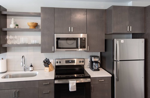 Central Business District Apartment | Cozysuites l Stylish 1BR in Downtown Cincinnati