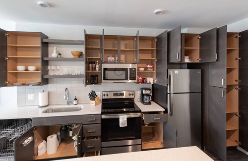 Central Business District Apartment | Cozysuites l Stylish 1BR in Downtown Cincinnati