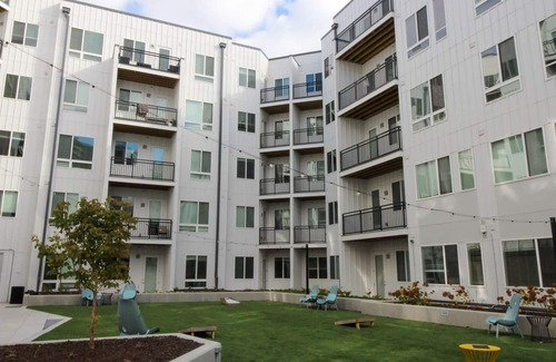 Central Business District Apartment | Cozysuites l Stylish 1BR in Downtown Cincinnati