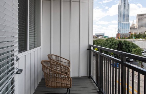 Central Business District Apartment | Cozysuites l Stylish 1BR in Downtown Cincinnati