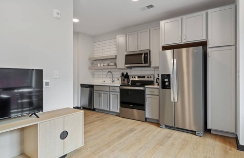 Lockerbie Square Apartment | Cozysuites Mass w Parking Lounge Roof Deck 30