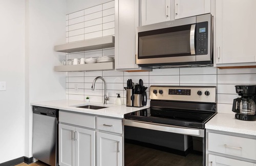 Lockerbie Square Apartment | Cozysuites Mass w Parking Lounge Roof Deck 30