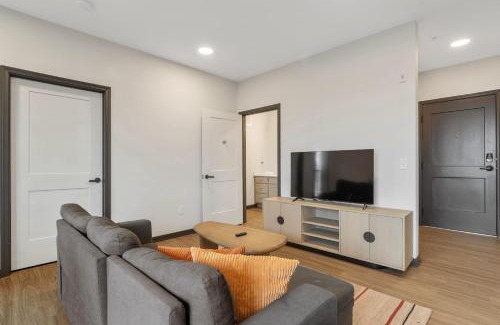 Lockerbie Square Apartment | CozySuites Mass w parking lounge & roof deck #26