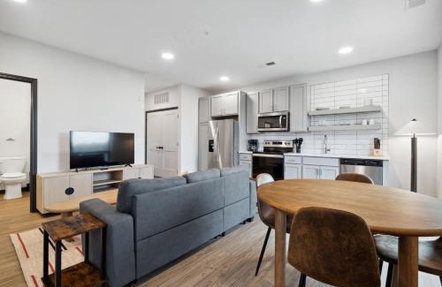Lockerbie Square Apartment | CozySuites Mass w parking lounge & roof deck #26