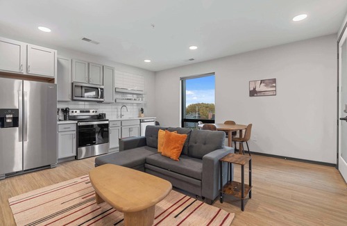 Lockerbie Square Apartment | CozySuites Mass with parking, lounge & roof deck #39
