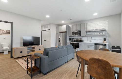 Lockerbie Square Apartment | CozySuites Mass with parking lounge & roof deck #22