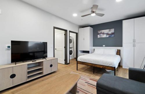 Lockerbie Square Apartment | CozySuites Mass with parking lounge & roof deck #25