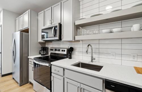 Lockerbie Square Apartment | CozySuites Mass with parking lounge & roof deck #25