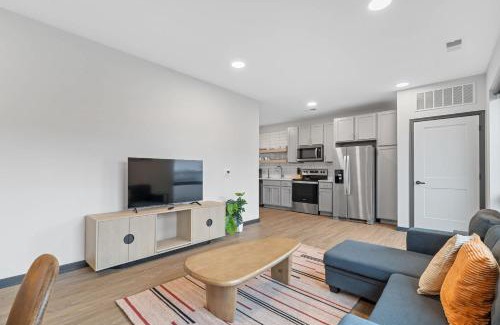 Lockerbie Square Apartment | CozySuites Mass with parking lounge & roof deck #31