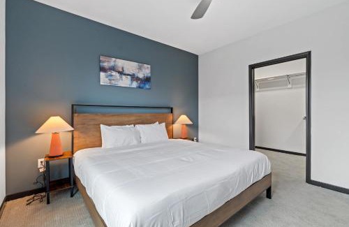 Lockerbie Square Apartment | CozySuites Mass with parking lounge & roof deck #31