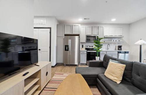Lockerbie Square Apartment | CozySuites Mass with parking lounge & roof deck #34