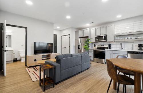 Lockerbie Square Apartment | CozySuites Mass with parking lounge & roof deck #34