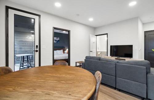 Lockerbie Square Apartment | CozySuites Mass with parking lounge & roof deck #34