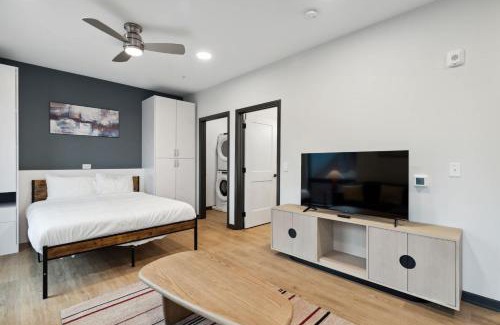 Lockerbie Square Apartment | CozySuites Mass with parking lounge & roof deck #40
