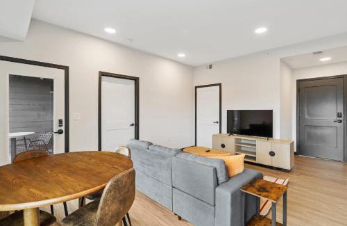 Lockerbie Square Apartment | CozySuites Mass with parking lounge & roof deck #32
