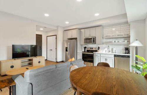 Lockerbie Square Apartment | CozySuites Mass with parking lounge & roof deck #32