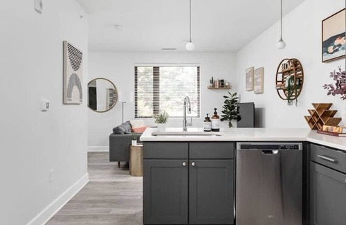 Meridian-Kessler Apartment | Cozysuites Modern Studio in Meridian Kessler
