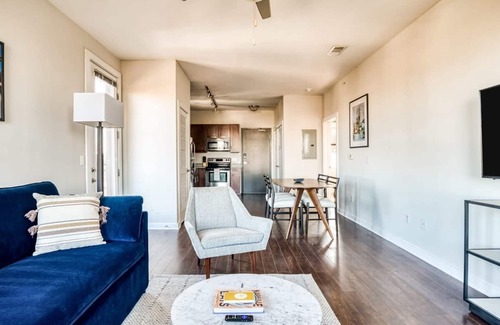 Music Row Apartment | Cozysuites Music Row Spacious 2BR w Free Parking31