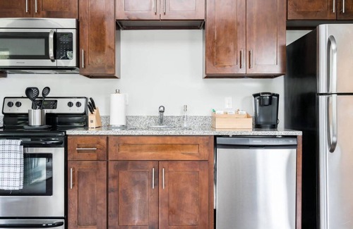 Music Row Apartment | Cozysuites Music Row Stunning 2BR -free Parking 35