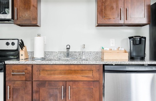 Music Row Apartment | Cozysuites Music Row Stunning 2BR -free Parking 50
