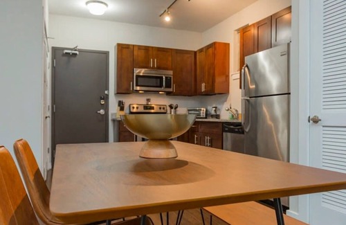 Music Row Apartment | Cozysuites Music Row Stylish 2br-free Parking 59