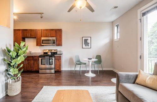 Music Row Apartment | CozySuites MusicRow Astonishing Studio with free parking 22