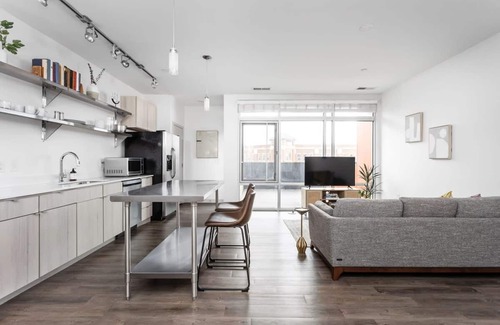 Lockerbie Square Apartment | Cozysuites on Mass With Garage Parking 1