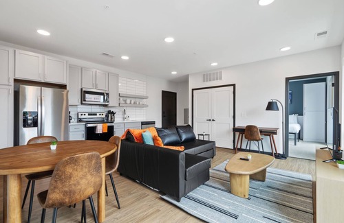 Lockerbie Square Apartment | Cozysuites on Mass With Garage Parking 10