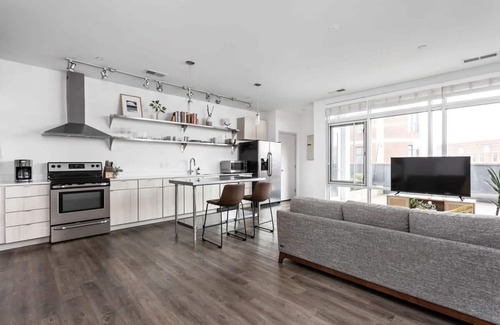 Lockerbie Square Apartment | Cozysuites on Mass With Garage Parking 3