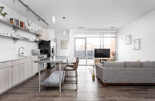 Lockerbie Square Apartment | Cozysuites on Mass With Garage Parking 16