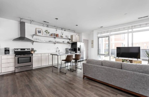 Lockerbie Square Apartment | Cozysuites on Mass With Garage Parking 16