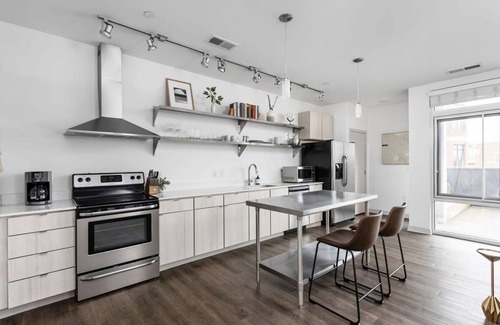 Lockerbie Square Apartment | Cozysuites on Mass With Garage Parking 16