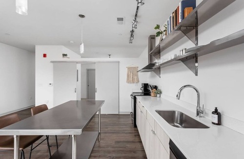 Lockerbie Square Apartment | Cozysuites on Mass With Garage Parking 16