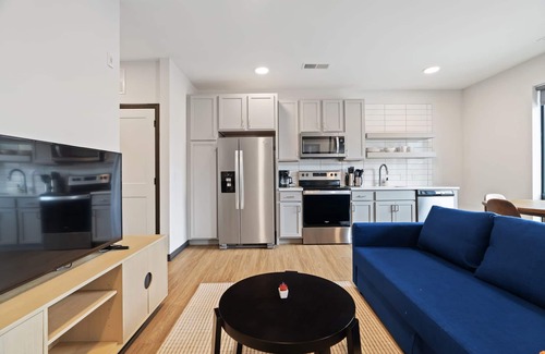 Lockerbie Square Apartment | Cozysuites on Mass With Garage Parking 4