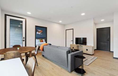 Lockerbie Square Apartment | CozySuites on Mass with garage parking #2