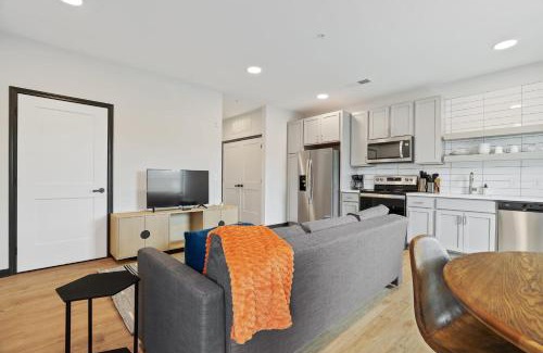 Lockerbie Square Apartment | CozySuites on Mass with garage parking #2