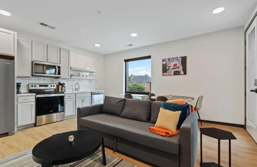 Lockerbie Square Apartment | CozySuites on Mass with garage parking #2