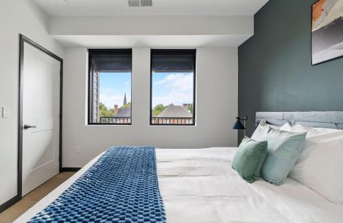 Lockerbie Square Apartment | CozySuites on Mass with garage parking #4