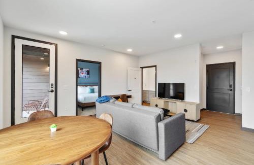 Lockerbie Square Apartment | CozySuites on Mass with garage parking #7