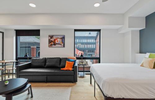 Lockerbie Square Apartment | CozySuites on Mass with garage parking #12