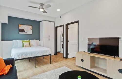 Lockerbie Square Apartment | CozySuites on Mass with garage parking #12